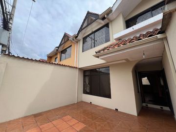 En venta casa en Cuenca, en la Av. Pichincha