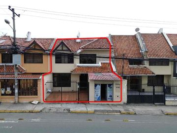En venta casa en Cuenca, en la Av. Pichincha