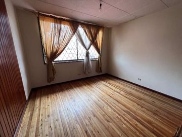 En venta casa en Cuenca, en la Av. Pichincha
