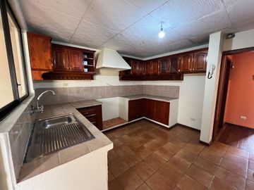 En venta casa en Cuenca, en la Av. Pichincha