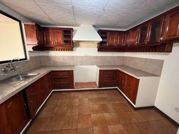 En venta casa en Cuenca, en la Av. Pichincha
