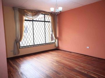 En venta casa en Cuenca, en la Av. Pichincha