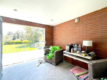 Casa de alto estándar 6D + quincho + piscina + vistas