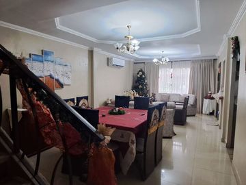 Venta casa de dos pisos amueblada en Ciudadela Guayacanes, norte de Guayaquil.