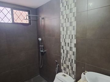 Venta casa de dos pisos amueblada en Ciudadela Guayacanes, norte de Guayaquil.