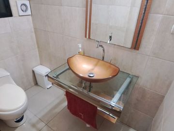Venta casa de dos pisos amueblada en Ciudadela Guayacanes, norte de Guayaquil.