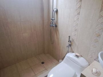 Venta casa de dos pisos amueblada en Ciudadela Guayacanes, norte de Guayaquil.
