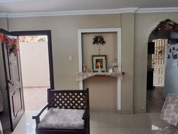 Venta casa de dos pisos amueblada en Ciudadela Guayacanes, norte de Guayaquil.