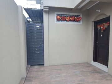 Venta casa de dos pisos amueblada en Ciudadela Guayacanes, norte de Guayaquil.