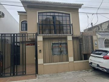 Venta casa de dos pisos amueblada en Ciudadela Guayacanes, norte de Guayaquil.