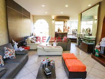 Casa De 4 Pisos En San Borja Con Minidepartamento