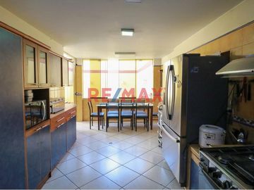 Casa De 4 Pisos En San Borja Con Minidepartamento