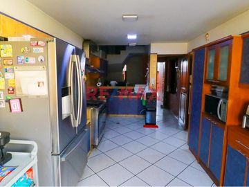 Casa De 4 Pisos En San Borja Con Minidepartamento