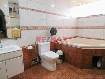 Casa De 4 Pisos En San Borja Con Minidepartamento