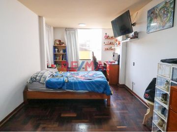 Casa De 4 Pisos En San Borja Con Minidepartamento