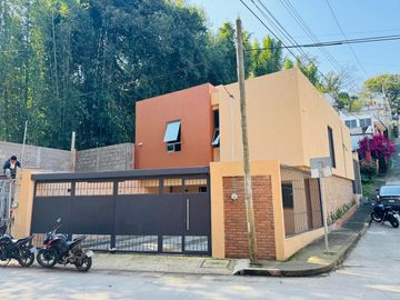 CASA NUEVA EN VENTA EN ESQUINA TRES RECAMARAS ZONA USBI XALAPA