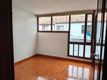 CASA EN VENTA EN LA FLORESTA