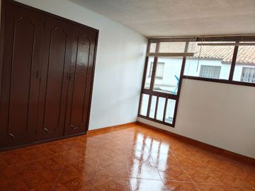 CASA EN VENTA EN LA FLORESTA