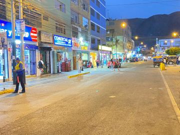 SE ALQUILA LOCAL COMERCIAL FRENTE MERCADO DE MANGOMARCA - ESQUINA - ALTAMENTE COMERCIAL