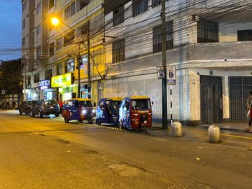 SE ALQUILA LOCAL COMERCIAL FRENTE MERCADO DE MANGOMARCA - ESQUINA - ALTAMENTE COMERCIAL