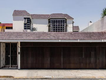 Hermosa Casa Clásica En Venta en Estrellas Del Sur| Recámara en Planta Baja| A 5min del Centro Comercial Angelópolis, Plaza el Triangulo y las Animas