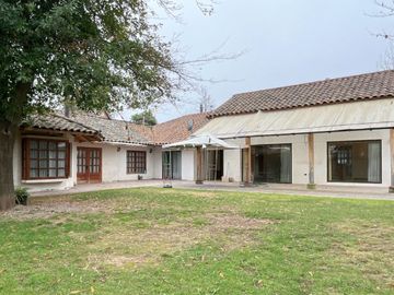 Gran casa estilo campo altos techos 5d/3b