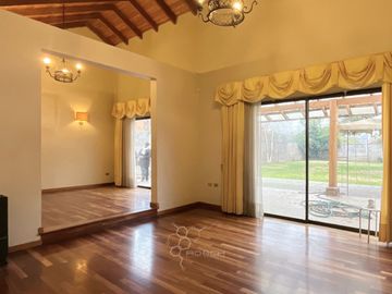 Gran casa estilo campo altos techos 5d/3b