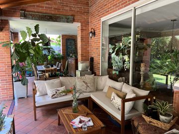 VENDO CASA EN ENVIGADO 416 MTS, 3 ALCOBAS MAS SERVICIO