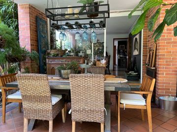 VENDO CASA EN ENVIGADO 416 MTS, 3 ALCOBAS MAS SERVICIO