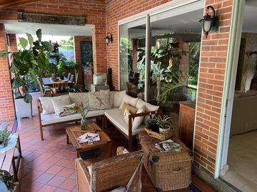 VENDO CASA EN ENVIGADO 416 MTS, 3 ALCOBAS MAS SERVICIO