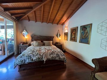 VENDO CASA EN ENVIGADO 416 MTS, 3 ALCOBAS MAS SERVICIO