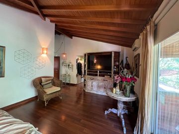 VENDO CASA EN ENVIGADO 416 MTS, 3 ALCOBAS MAS SERVICIO