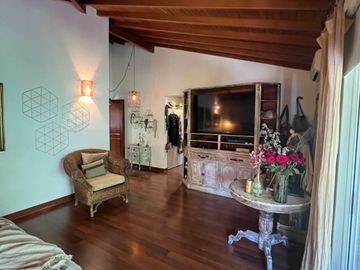 VENDO CASA EN ENVIGADO 416 MTS, 3 ALCOBAS MAS SERVICIO