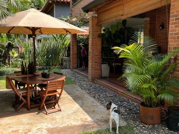 VENDO CASA EN ENVIGADO 416 MTS, 3 ALCOBAS MAS SERVICIO