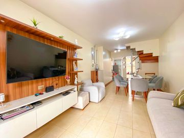 ¡Ocasión! En Venta Bonita Casa Remodelada Frente al Colegio Alpamayo, Límite con La Molina