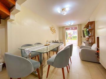 ¡Ocasión! En Venta Bonita Casa Remodelada Frente al Colegio Alpamayo, Límite con La Molina
