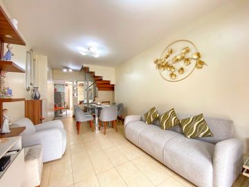 ¡Ocasión! En Venta Bonita Casa Remodelada Frente al Colegio Alpamayo, Límite con La Molina