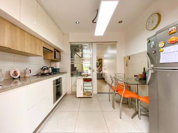 ¡Ocasión! En Venta Bonita Casa Remodelada Frente al Colegio Alpamayo, Límite con La Molina