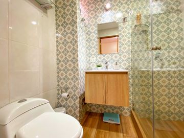 ¡Ocasión! En Venta Bonita Casa Remodelada Frente al Colegio Alpamayo, Límite con La Molina
