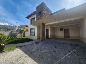 Vendo casa independiente en La Mitad del Mundo