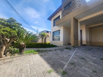 Vendo casa independiente en La Mitad del Mundo