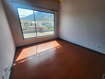Vendo casa independiente en La Mitad del Mundo