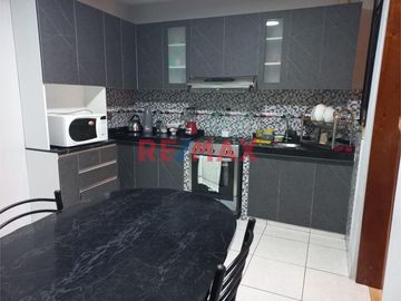 Se Vende Amplia Casa En Los Olivos