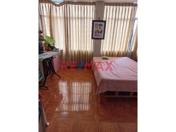 Se Vende Amplia Casa En Los Olivos