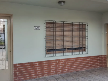 Casa al frente 4 ambientes Isidro Casanova