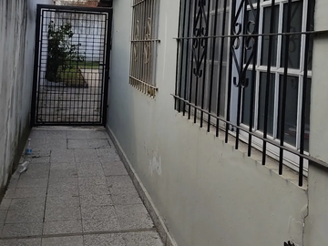 Casa al frente 4 ambientes Isidro Casanova