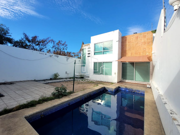 CASA CON ALBERCA EN CUAUTLA MORELOS