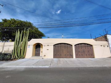 VENTA CASA DE UNA PLANTA EN EL CORAZÓN DE JURIQUILLA VILLAS DEL MESÓN