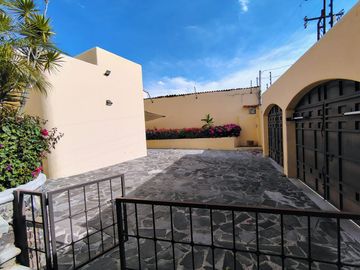 VENTA CASA DE UNA PLANTA EN EL CORAZÓN DE JURIQUILLA VILLAS DEL MESÓN