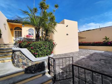 VENTA CASA DE UNA PLANTA EN EL CORAZÓN DE JURIQUILLA VILLAS DEL MESÓN